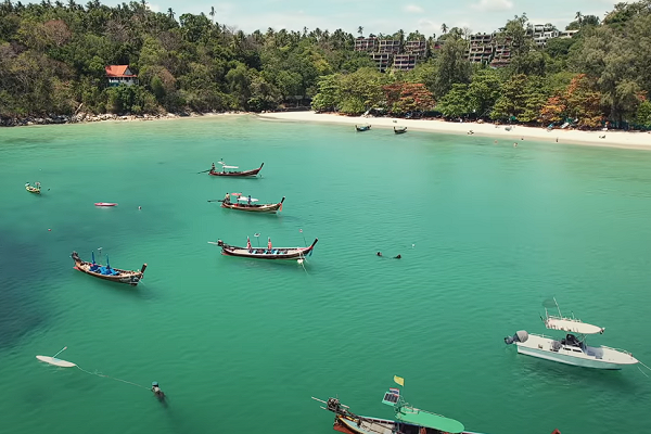 Phuket: Paraíso de Praias e Vida Noturna